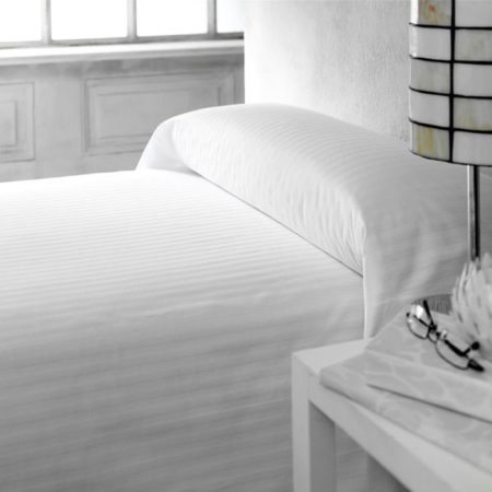 COLCHA CUTI BLANCO COMP.50% POL. -50% ALG.250grm2 CONFECCION CON PICOS CUADRADOS MED.160X270